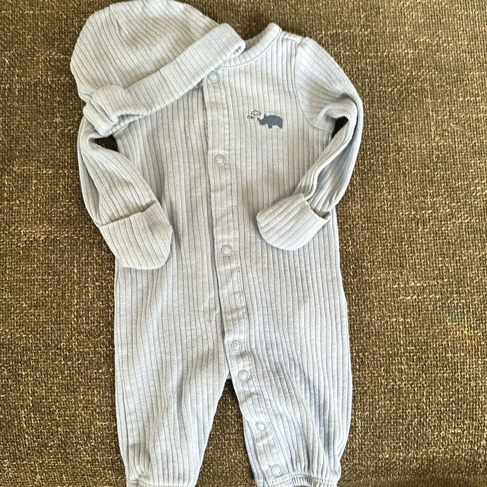 Carter’s long sleeve bodysuit w/ hat.